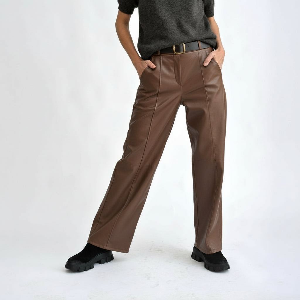 Pantaloni largi maro din poliester cu elastan, croială lejeră și talie confortabilă, vedere frontală.