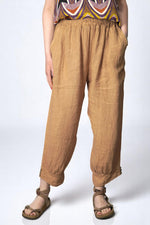 Pantaloni largi din in de culoare maro, cu croială lejeră și betelie elastică, pozați din față.