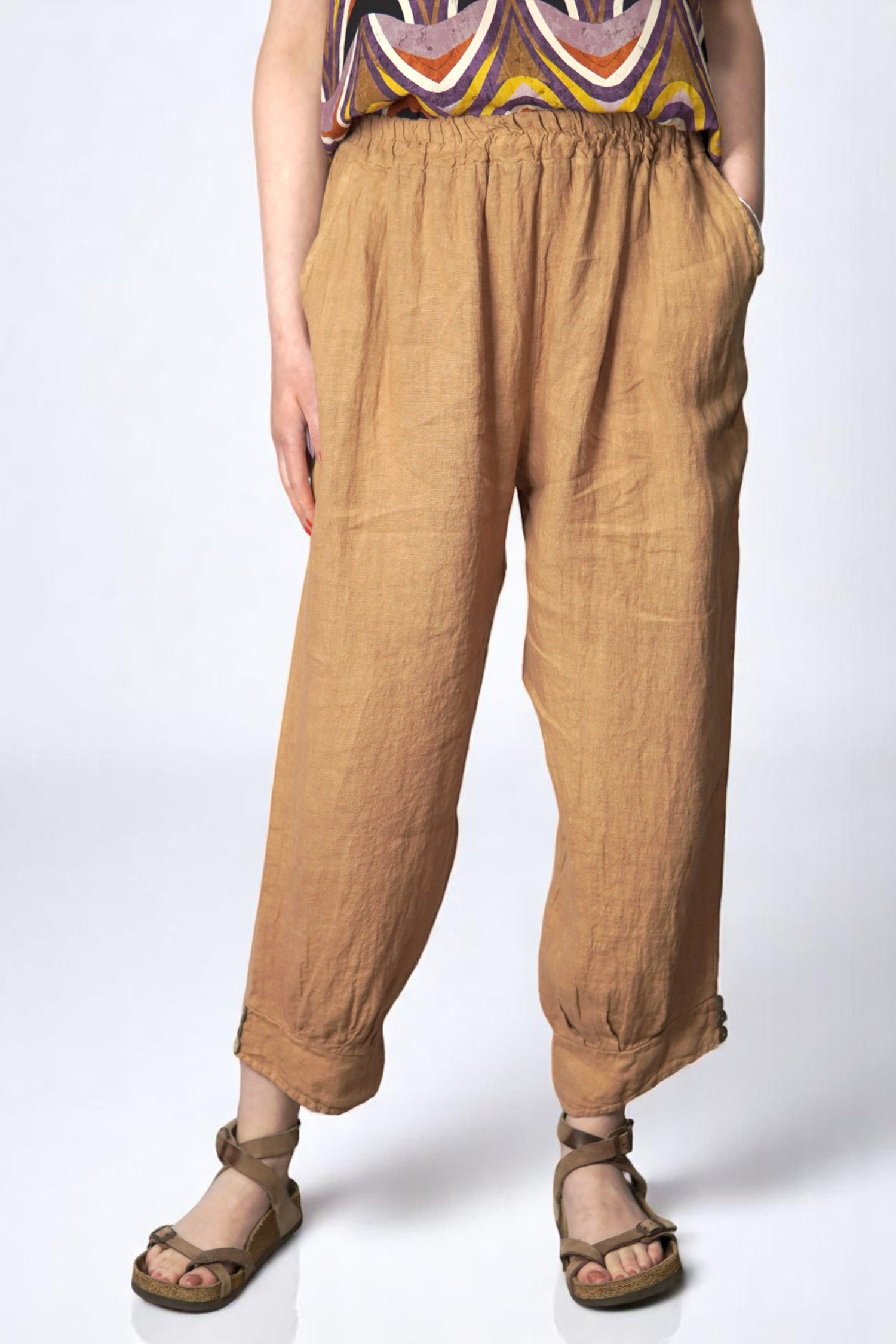 Pantaloni largi din in de culoare maro, cu croială lejeră și betelie elastică, pozați din față.