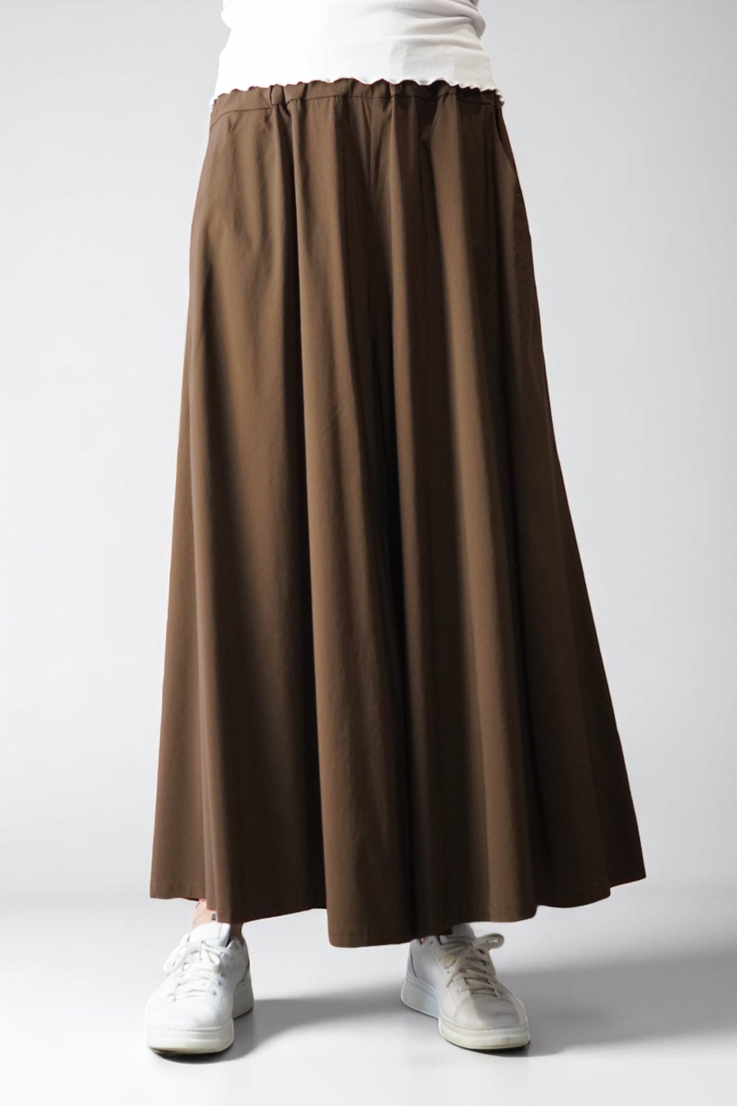 Pantaloni evazați maro cu croială fluidă și material mat ușor