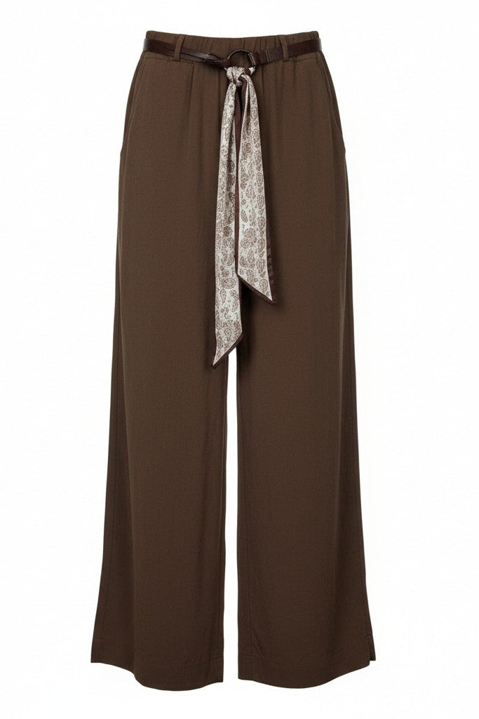 Pantaloni largi din modal maro cald, cu talie elastică și cordon decorativ, aspect lejer și elegant.