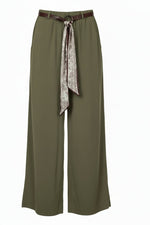 Pantaloni largi din modal verde olive, cu talie elastică și cordon decorativ, vedere frontală pe fundal alb.