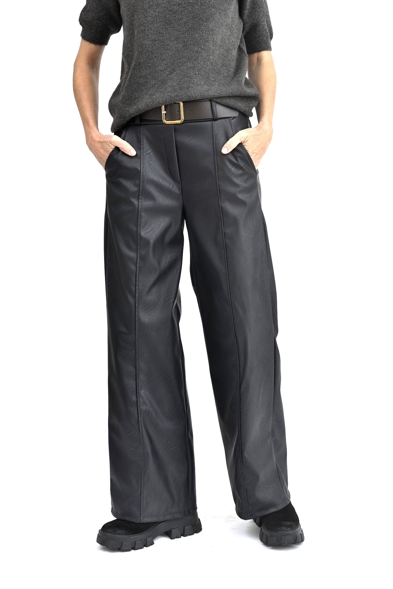 Pantaloni largi negri din poliester cu elastan, talie elastică și croială dreaptă, purtați frontal.