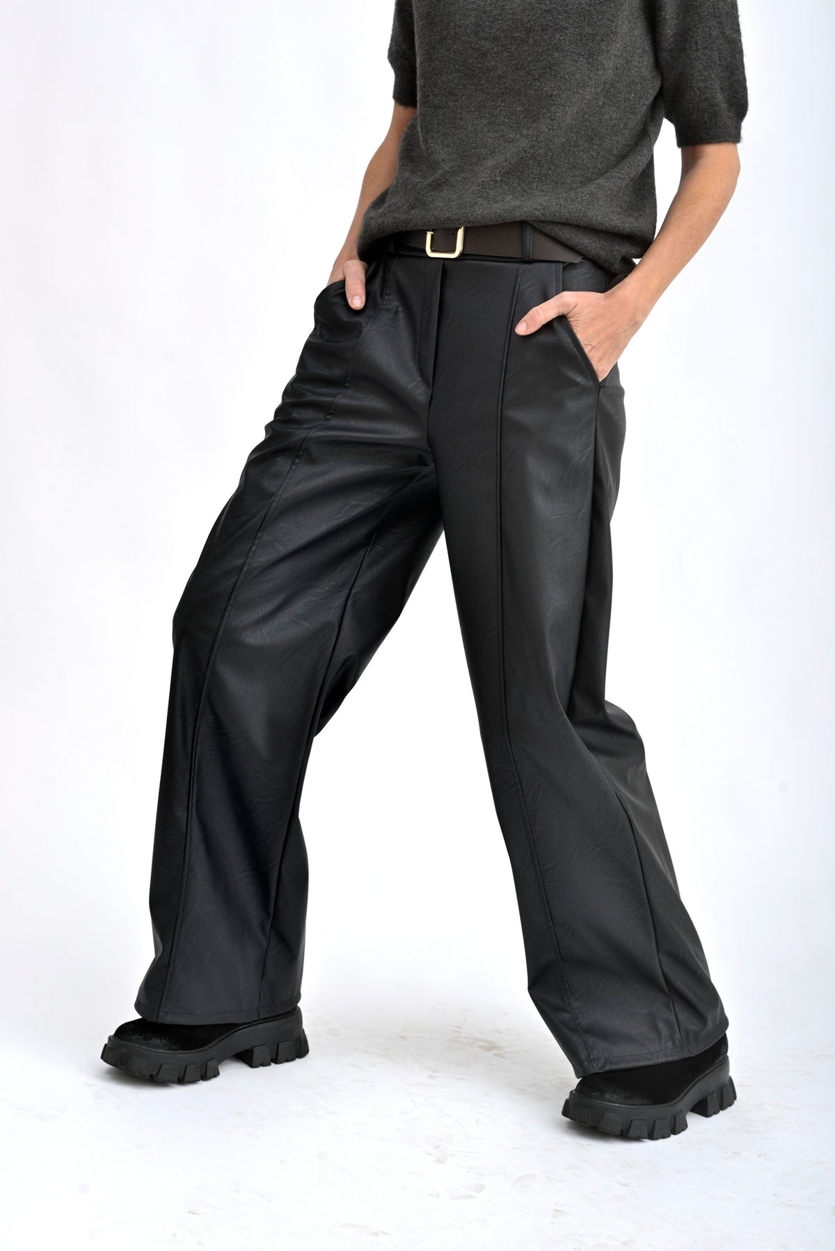 Pantaloni largi negri, cu croială lejeră și material fluid, ideali pentru ținute casual sau urbane.