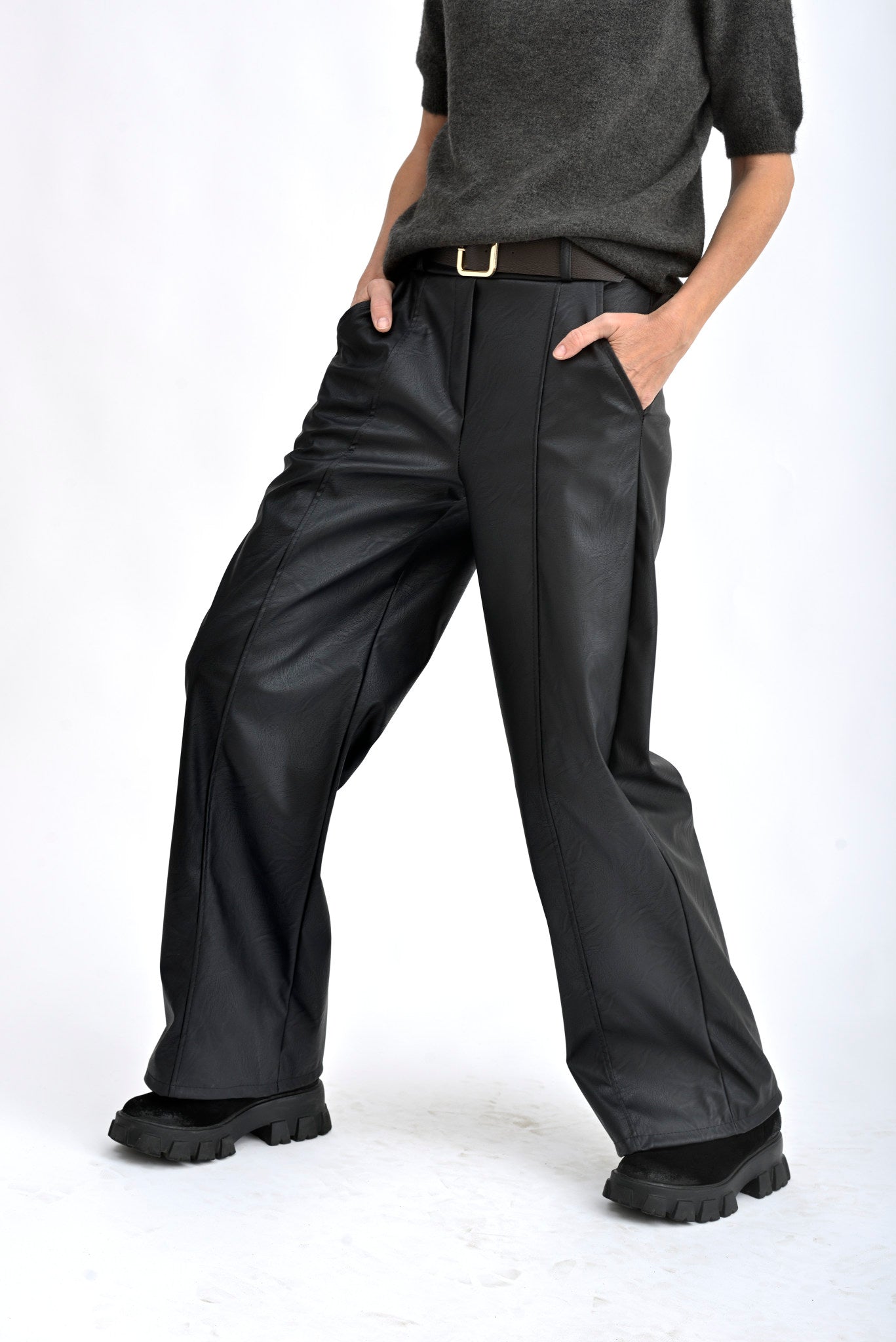 Pantaloni largi negri, cu croială lejeră și material fluid, ideali pentru ținute casual sau urbane.