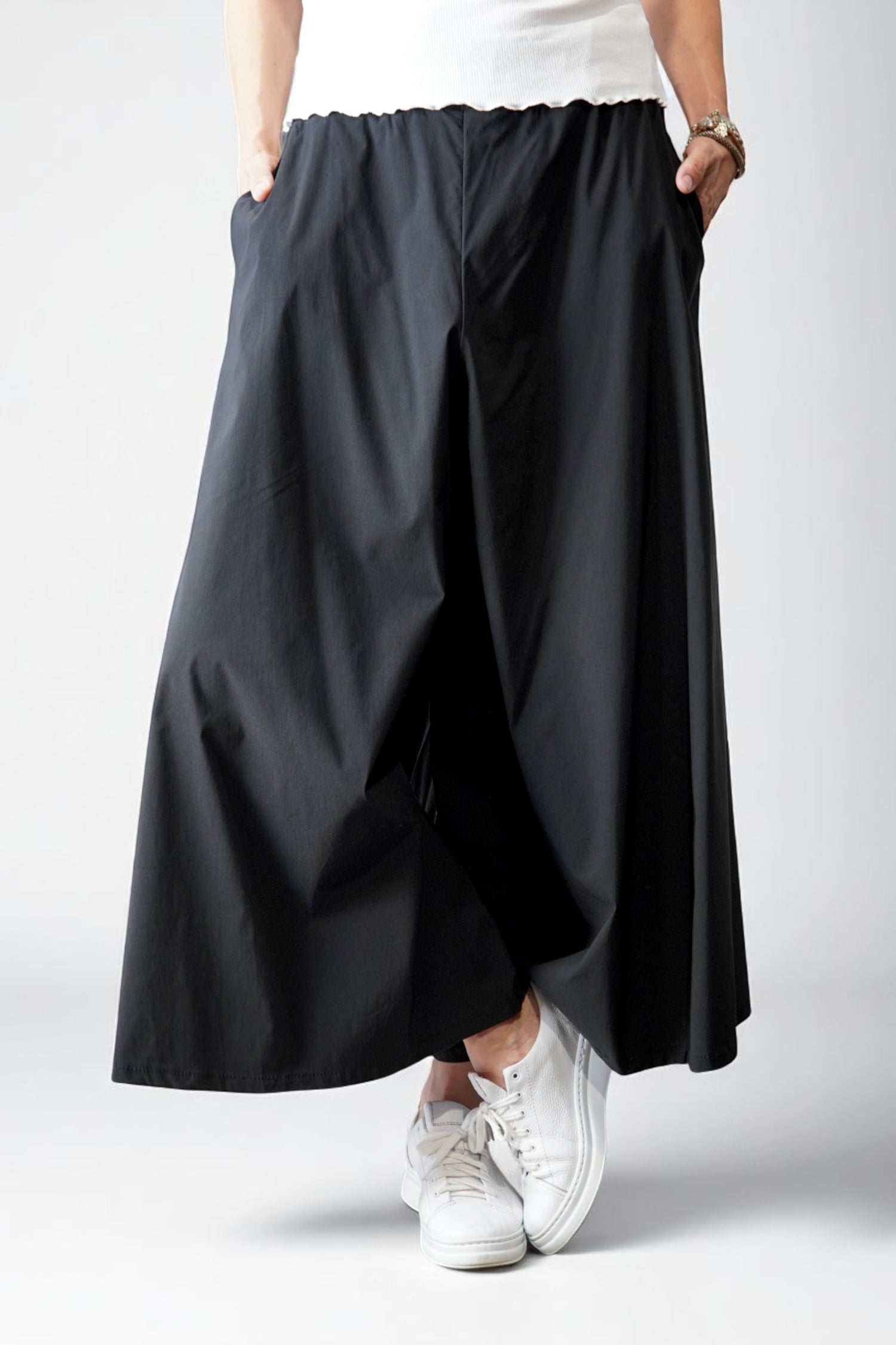 Pantaloni negri cu croială lejeră și talie elastică