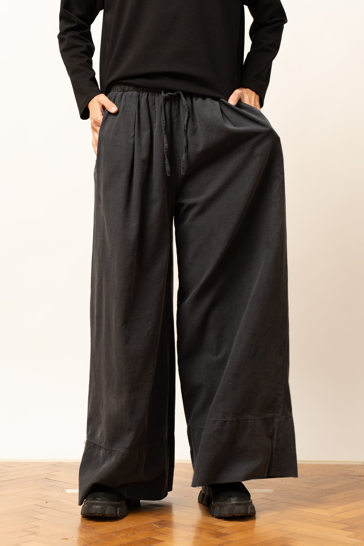 Pantaloni largi gri antracit cu talie elastică și șnur, croială relaxată, vedere frontală.