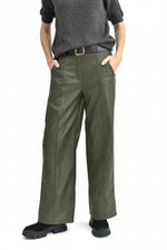 Pantaloni largi verde olive, din material elastic și lejer, cu talie extensibilă și design modern.