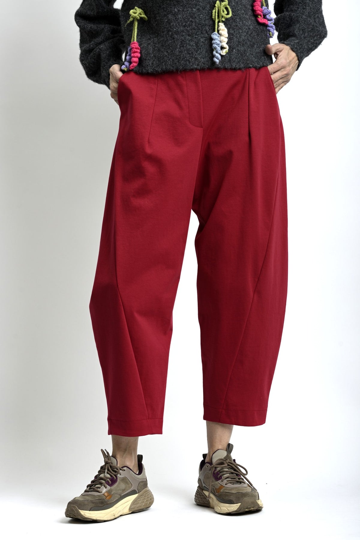 Pantaloni cu volum lejer, nuanță bordo, talie confortabilă și linie amplă a piciorului.