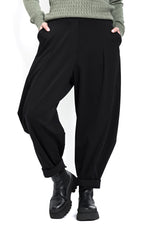 Pantaloni negri cu volum lejer și croială relaxată, ușor de integrat în ținute zilnice.