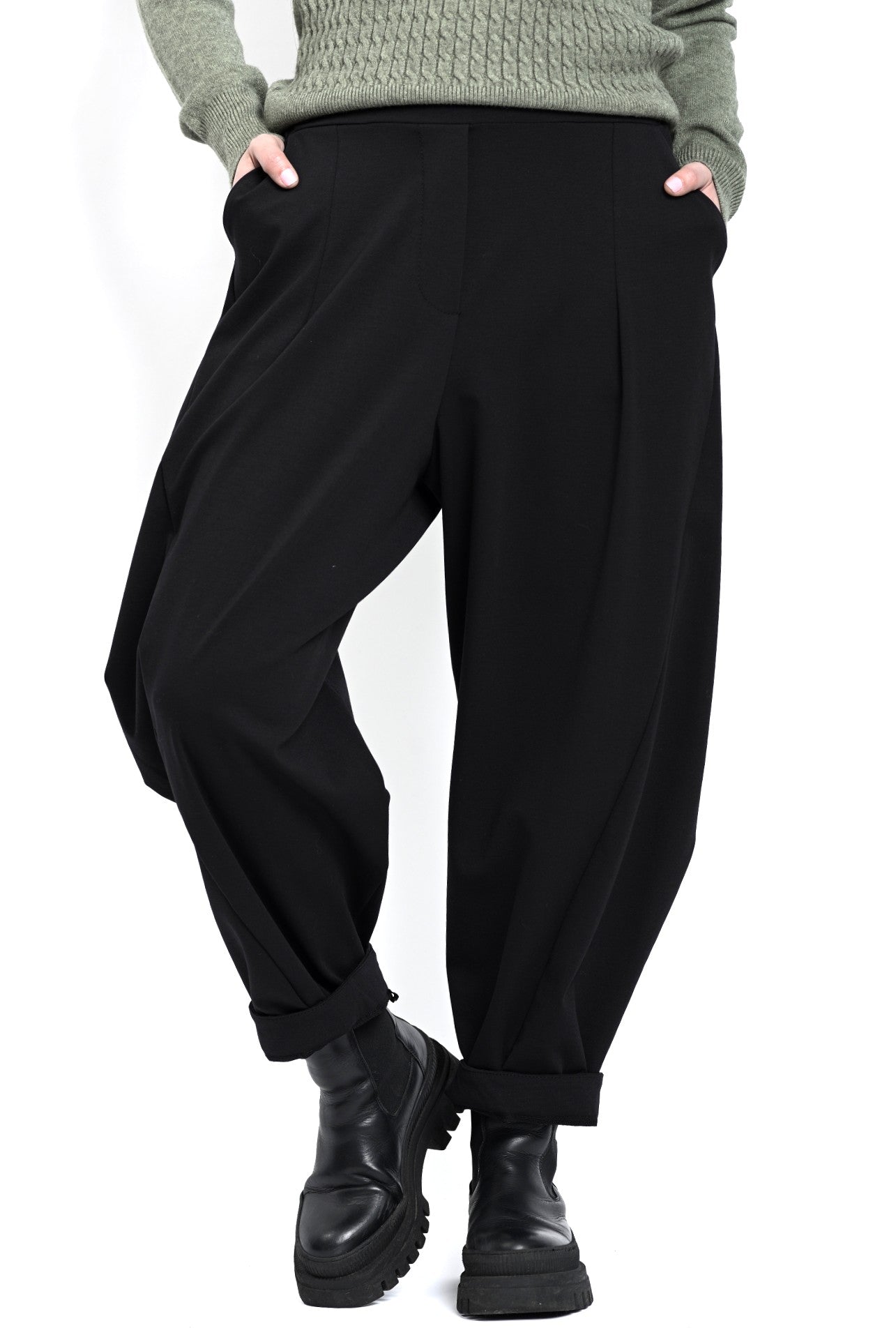Pantaloni negri cu volum lejer și croială relaxată, ușor de integrat în ținute zilnice.