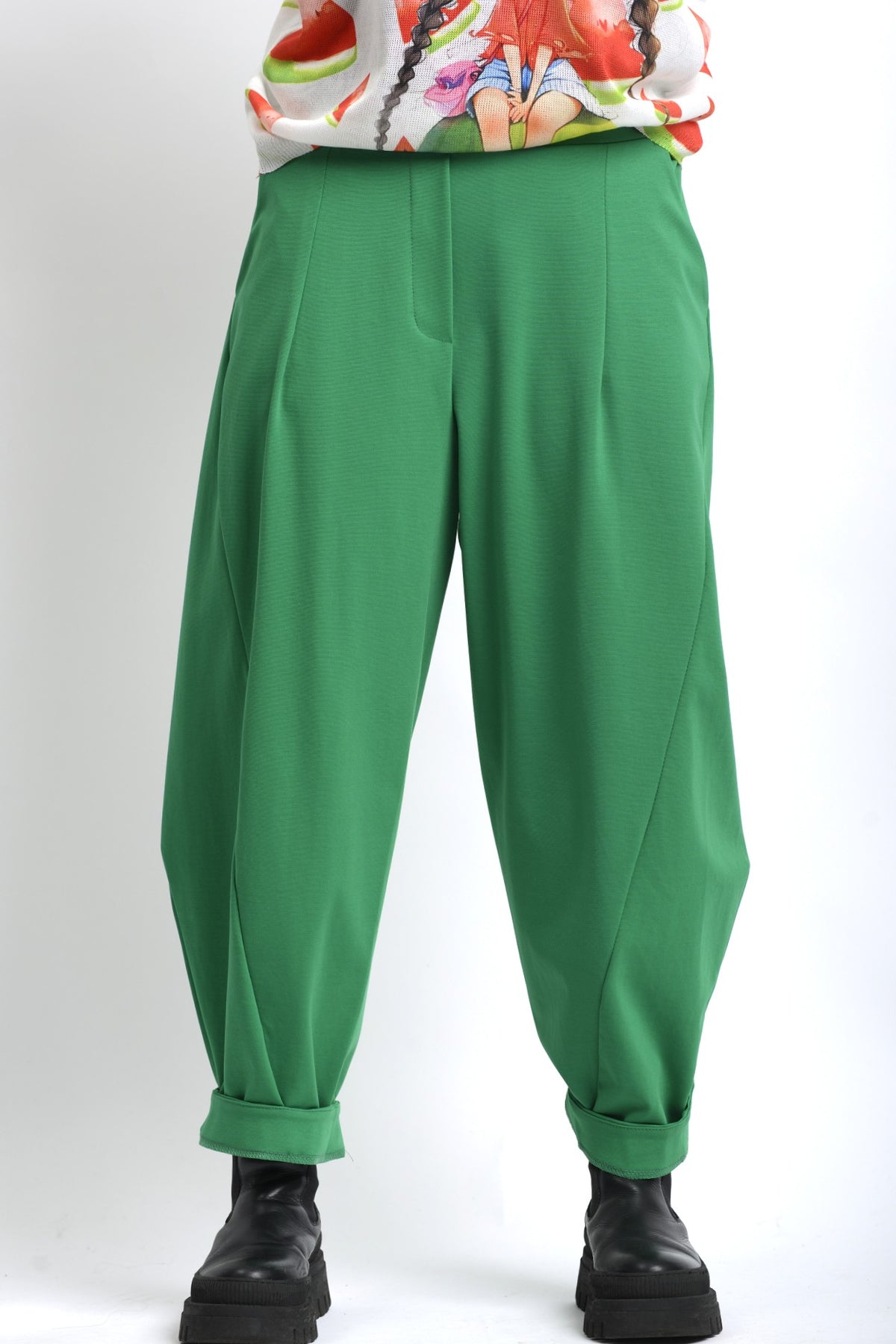 Pantaloni lejeri verzi, cu croială amplă și aer relaxat, potriviți pentru ținute casual.