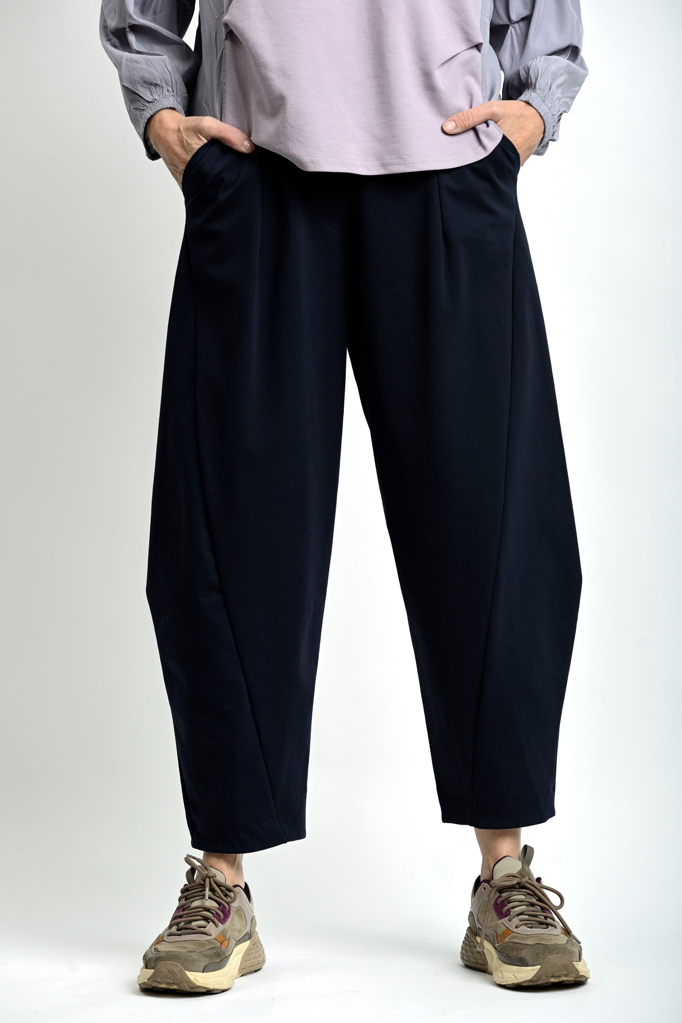 Ținută completă cu pantaloni lejeri și top simplu, într-un stil urban relaxat.