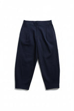 Pantaloni lejeri cu croială relaxată, culoare bleumarin, purtați cu top deschis și pantofi casual.