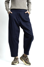 Vedere laterală a pantalonilor lejeri, evidențiind forma amplă și lungimea până la gleznă.