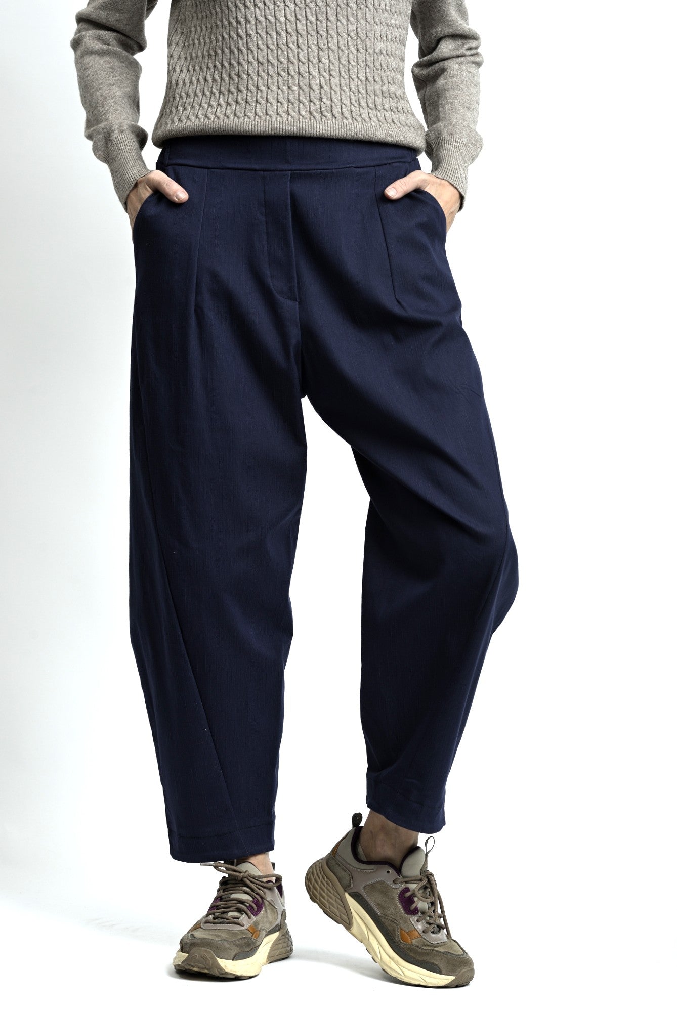 Vedere laterală a pantalonilor lejeri, evidențiind forma amplă și lungimea până la gleznă.