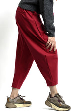 Pantaloni lejeri, vedere din spate, cu linie curată și croială confortabilă.