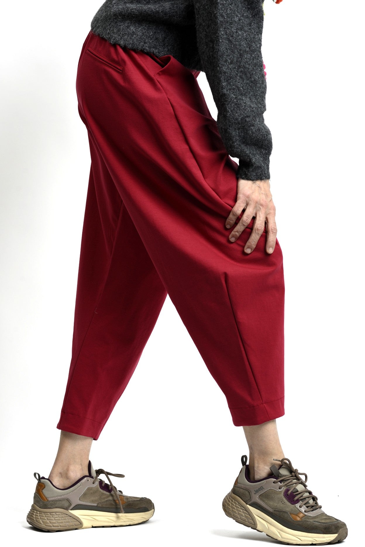 Pantaloni lejeri, vedere din spate, cu linie curată și croială confortabilă.