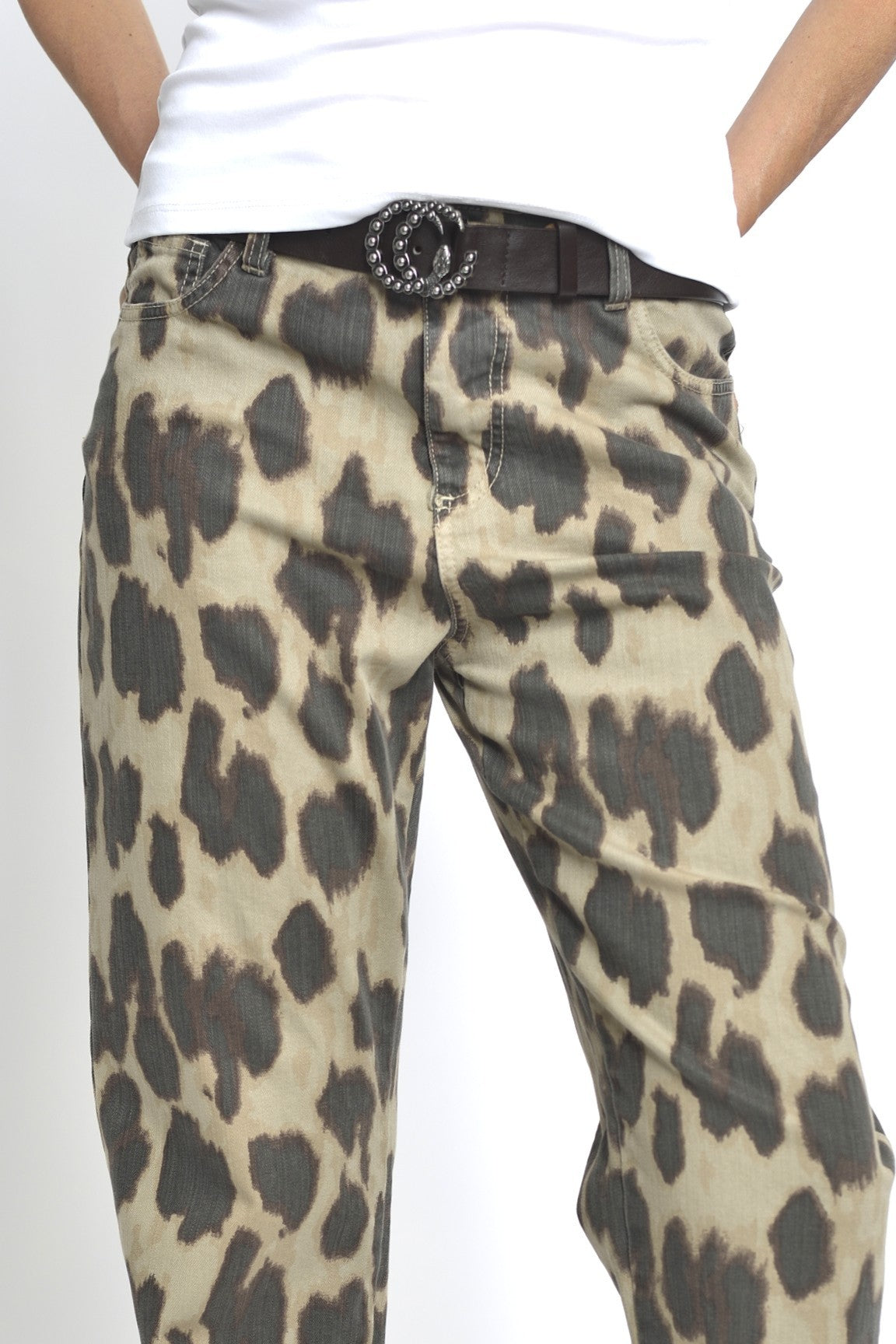Detaliu în talie al pantalonilor cu imprimeu leopard și curea neagră cu cataramă decorativă