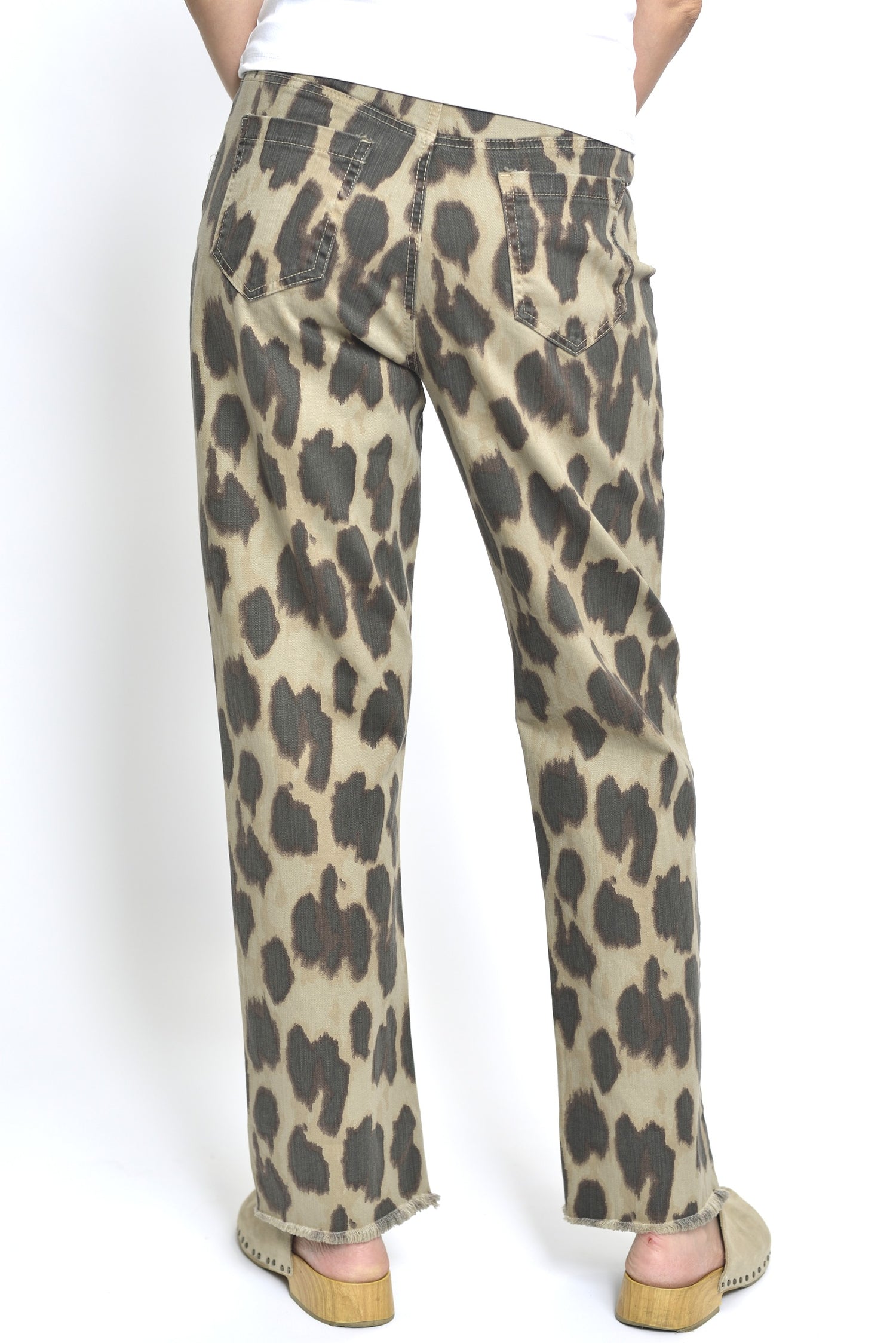  Pantaloni cu imprimeu leopard, vedere din spate, cu tiv franjurat