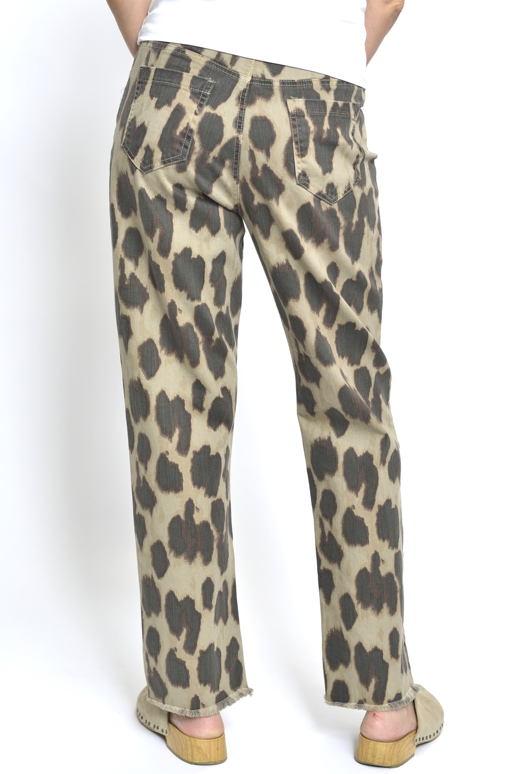  Pantaloni cu imprimeu leopard, vedere din spate, cu tiv franjurat