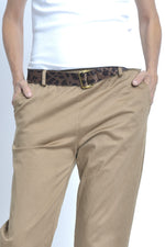 Detaliu de talie al unor pantaloni camel cu centură cu imprimeu leopard