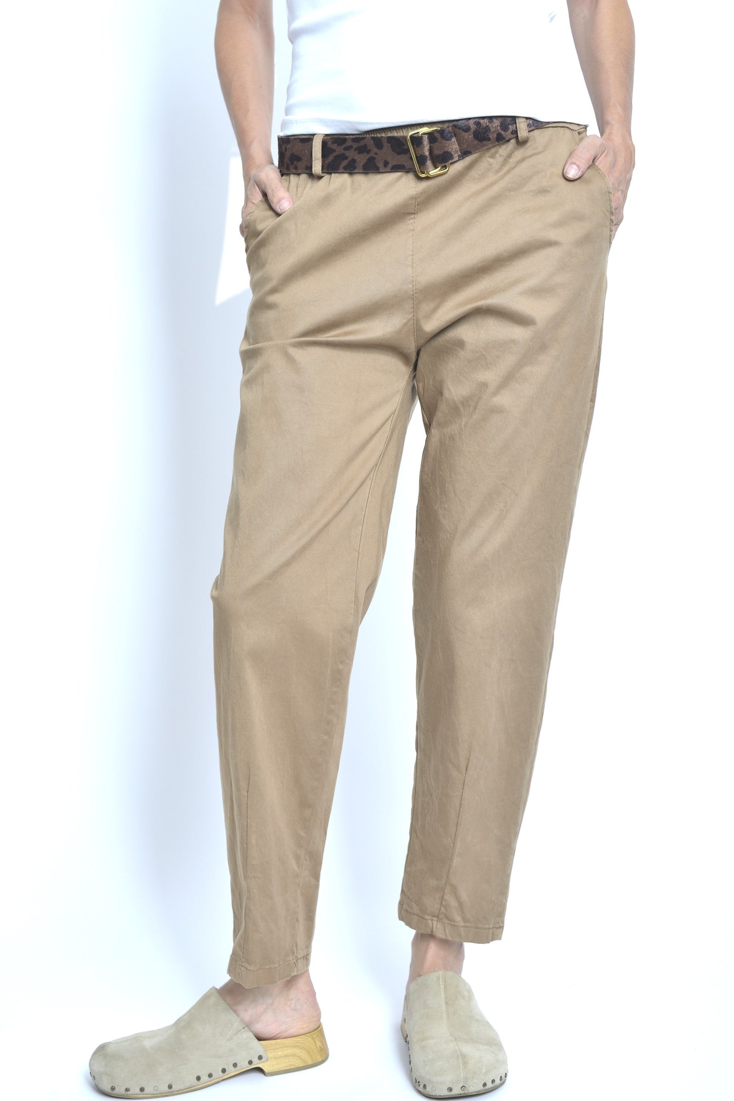 Pantaloni camel din lyocell și elastan, cu croială conică și centură animal print
