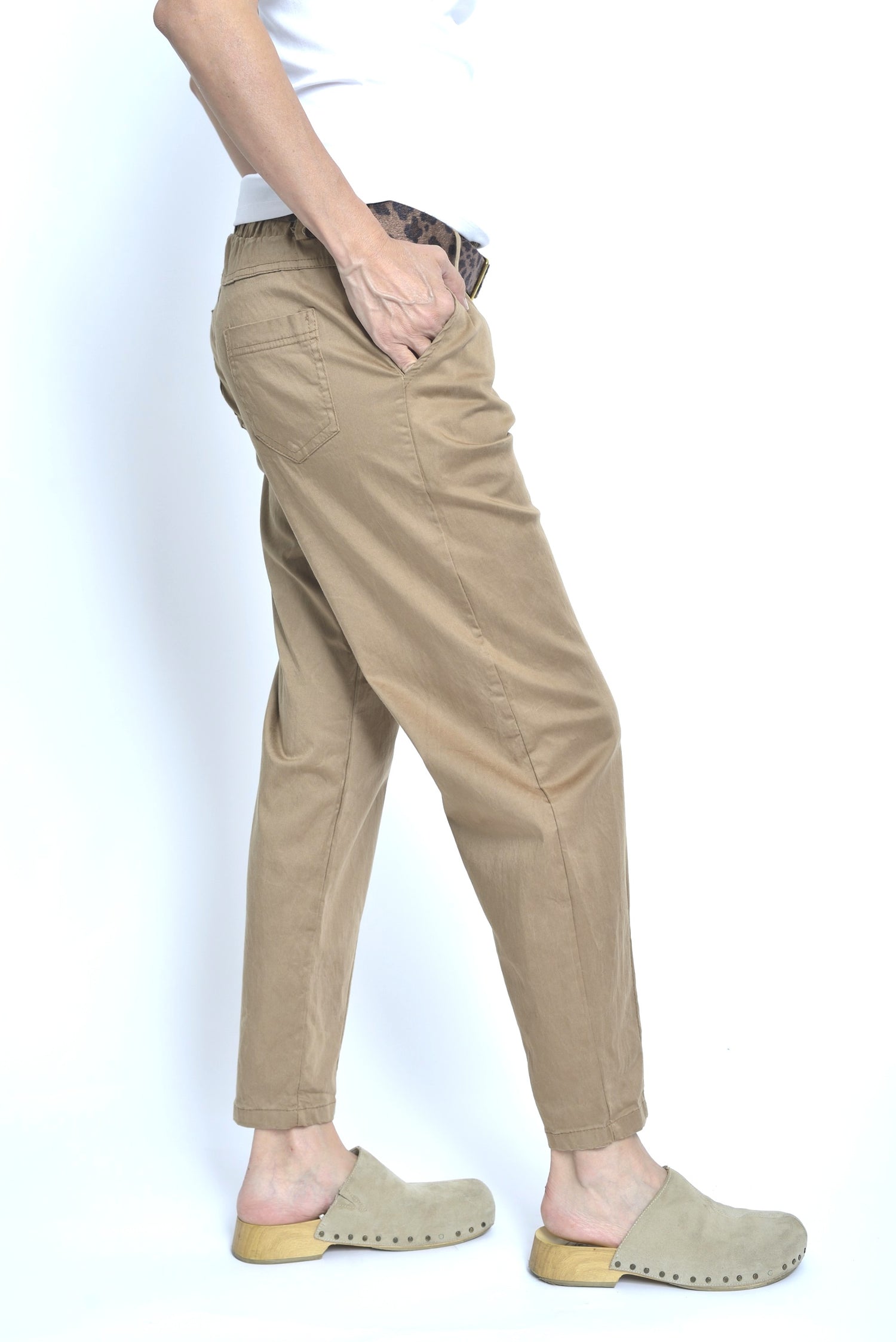  Vedere laterală a pantalonilor camel cu buzunar aplicat și centură leopard