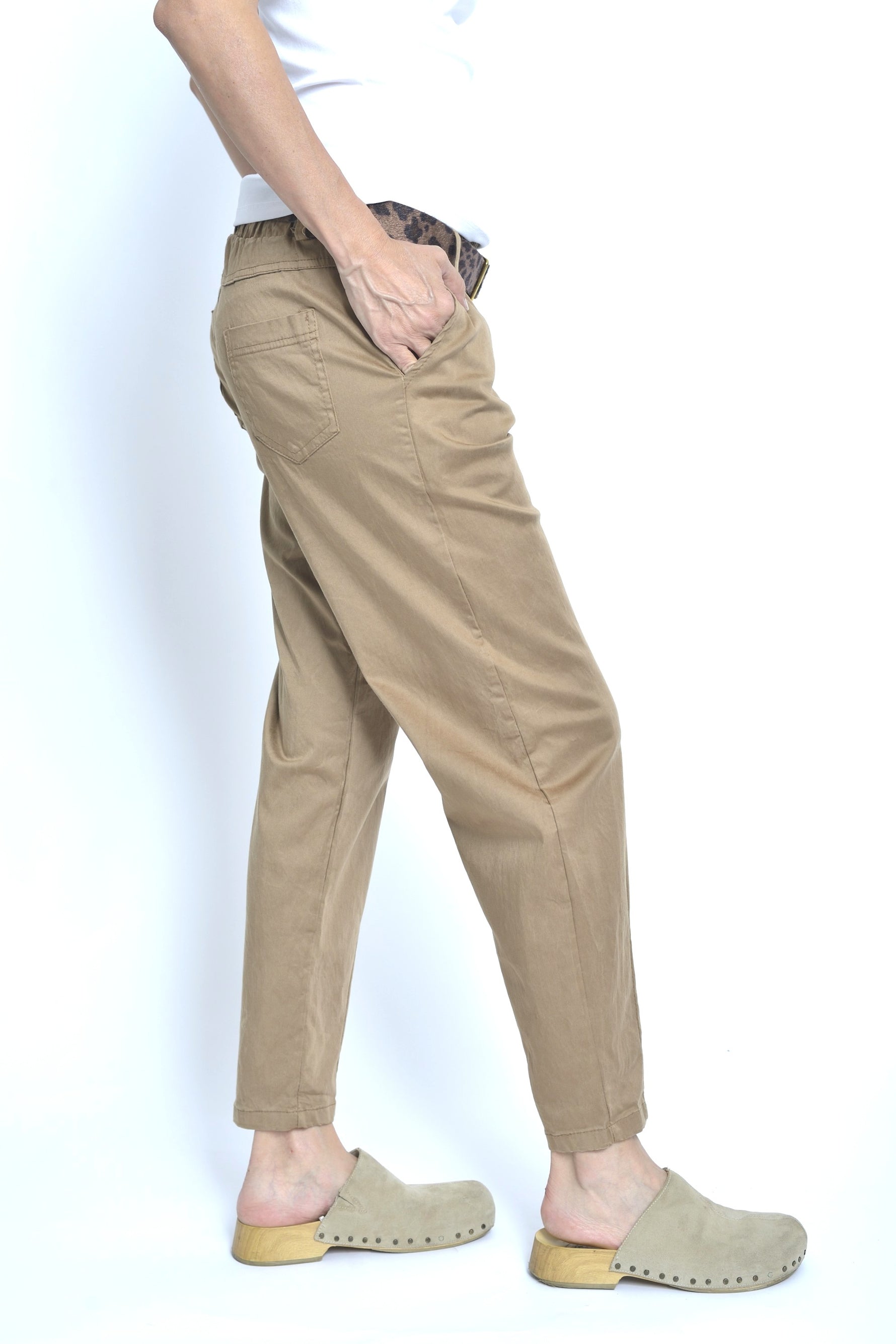  Vedere laterală a pantalonilor camel cu buzunar aplicat și centură leopard