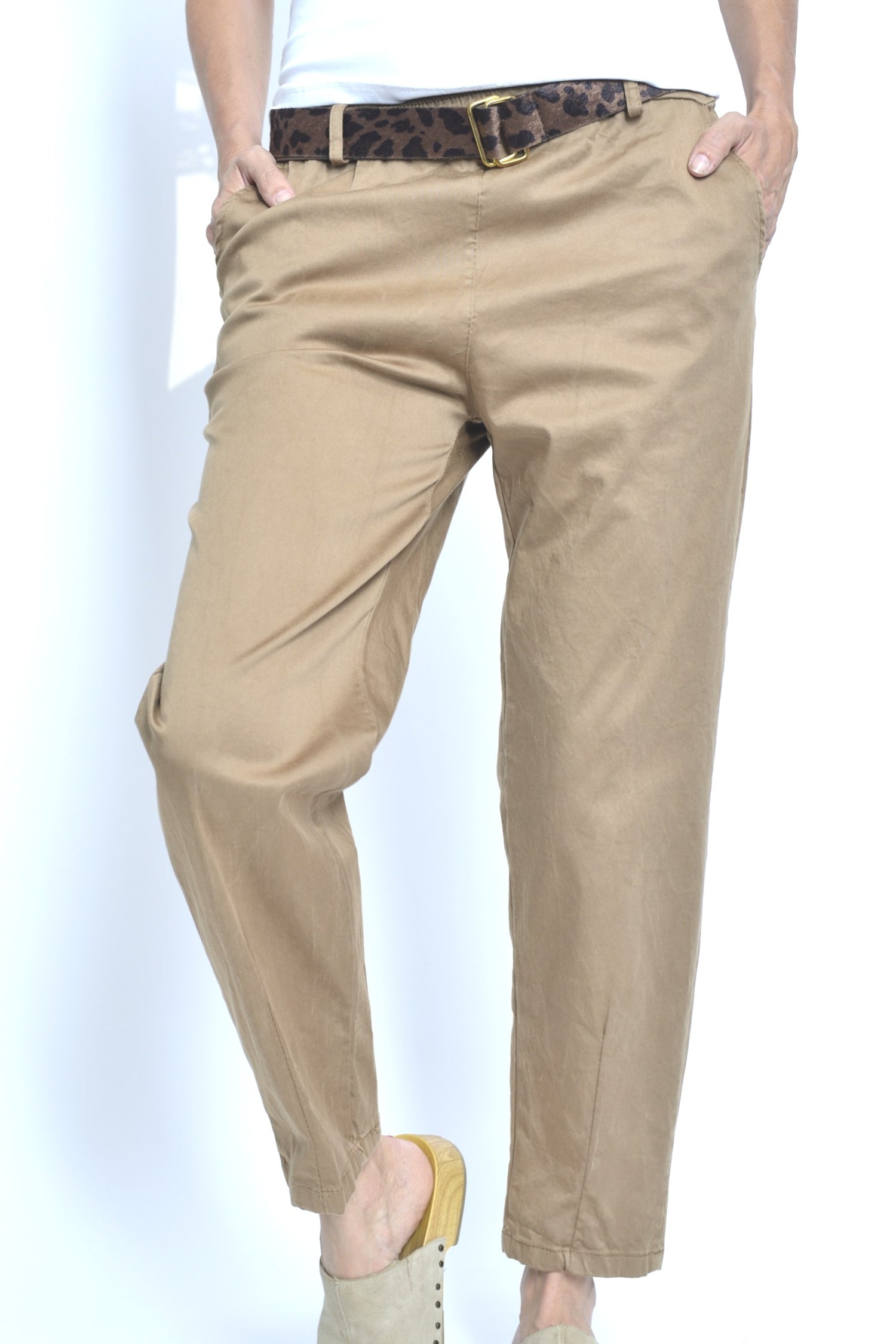 Pantaloni lejeri camel cu centură leopard și material fin, în poziție relaxată