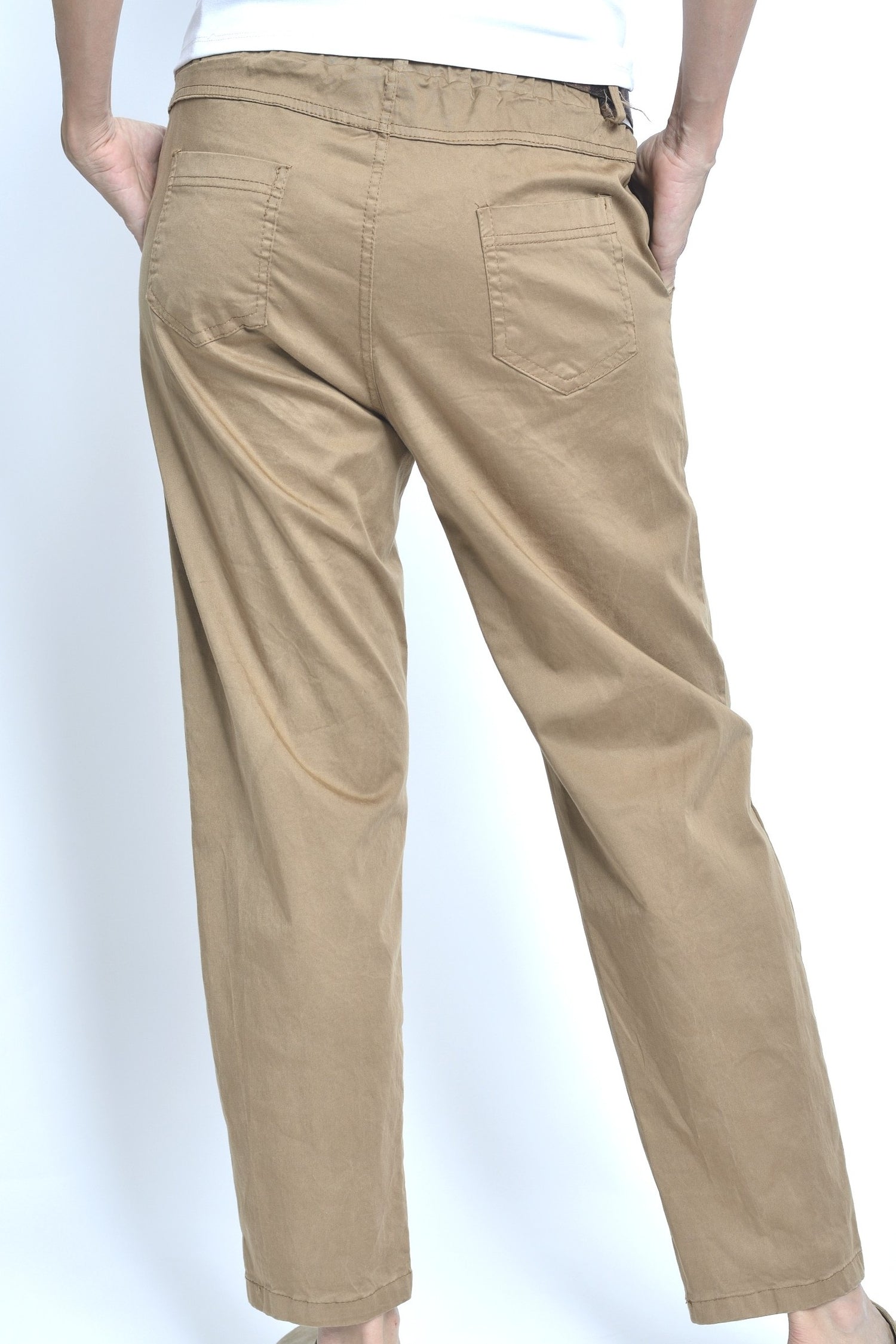 Spatele pantalonilor camel cu elastic în talie și buzunare aplicate