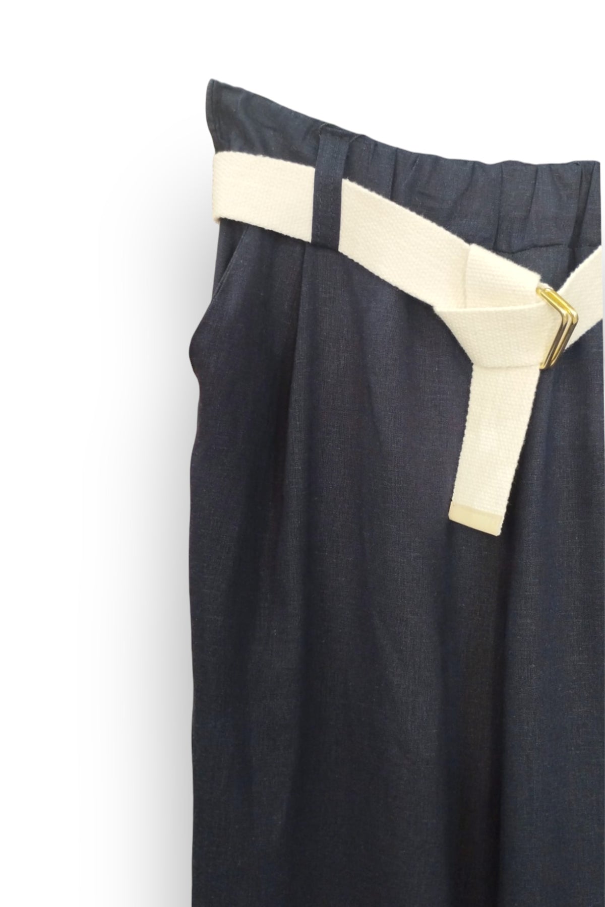 Pantaloni lungi bej din amestec de in și viscoză, cu talie elastică și centură în contrast cu cataramă aurie.