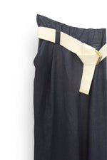 Pantaloni lungi bej din amestec de in și viscoză, cu talie elastică și centură în contrast cu cataramă aurie.