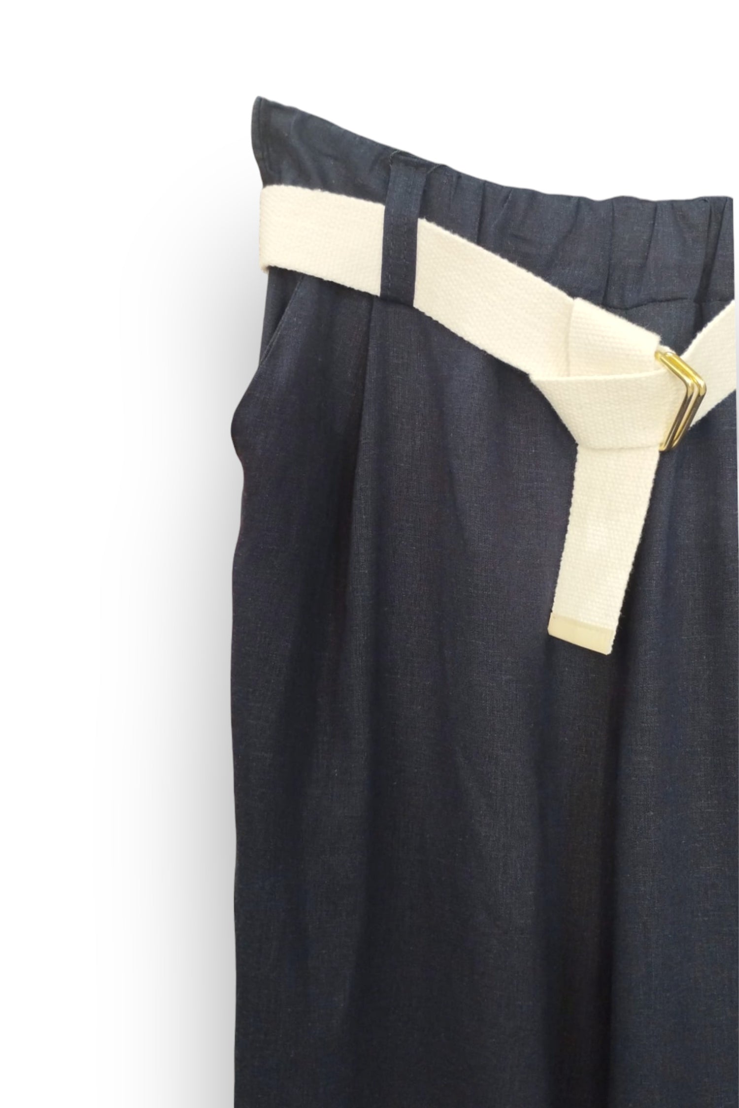 Pantaloni lungi bej din amestec de in și viscoză, cu talie elastică și centură în contrast cu cataramă aurie.