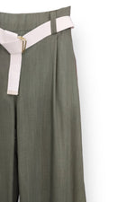 Detaliu talie pantaloni kaki din in și viscoză, cu pliuri frontale și centură textilă bej.
