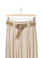 Talie cu curea împletită pe pantaloni largi bej din viscoză, cu croială vaporoasă.