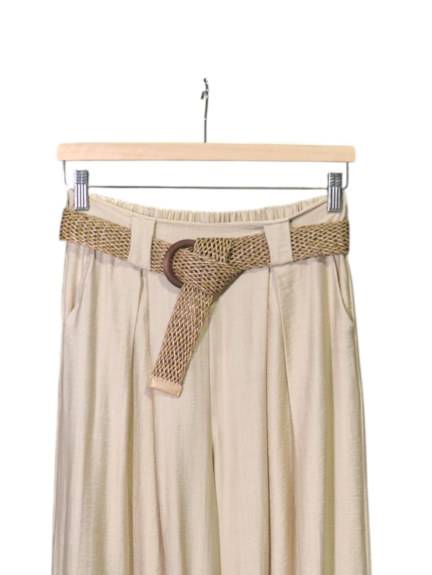 Talie cu curea împletită pe pantaloni largi bej din viscoză, cu croială vaporoasă.