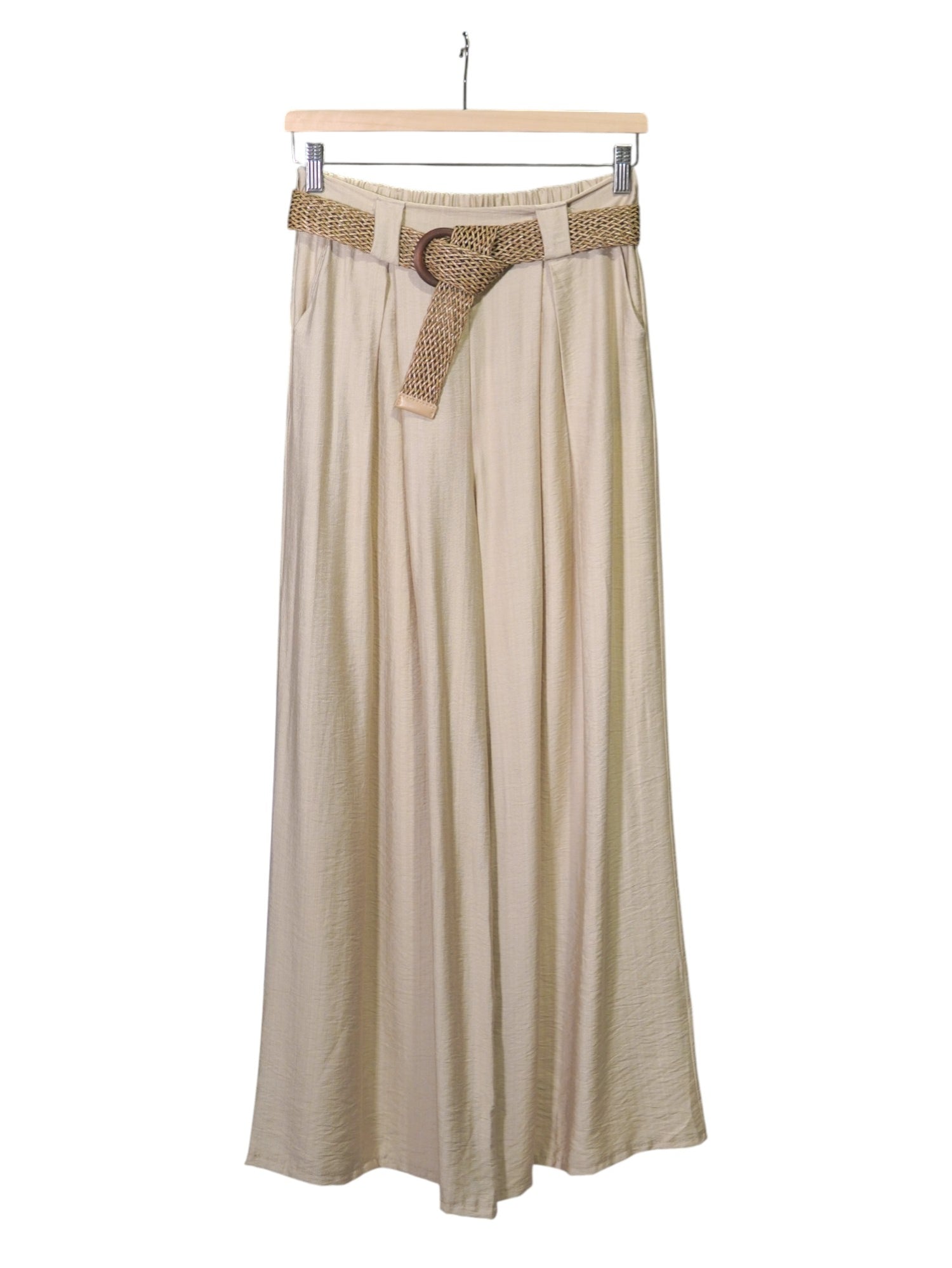 Pantaloni de damă bej, lungi și largi, cu pliuri și curea decorativă, confecționați din viscoză.