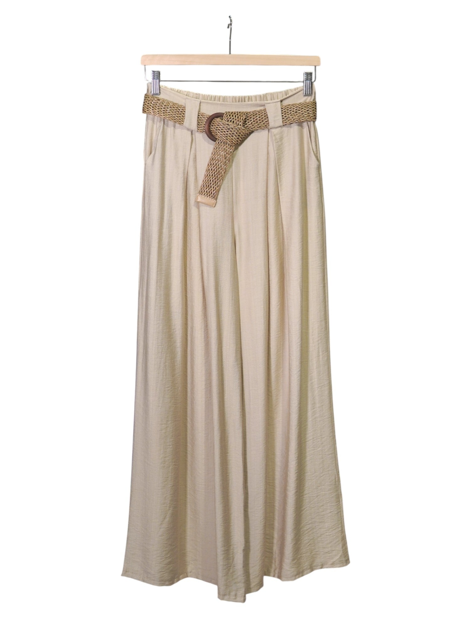 Pantaloni de damă bej, lungi și largi, cu pliuri și curea decorativă, confecționați din viscoză.