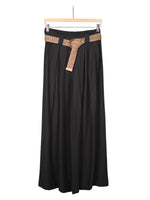 Pantaloni lungi negri de damă din viscoză, cu croială lejeră și curea împletită contrastantă.