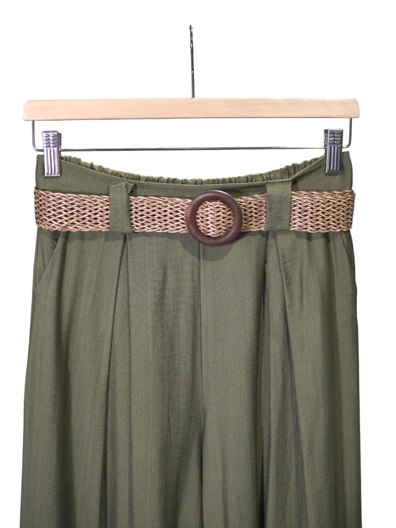 Detaliu curea împletită maro pe pantaloni verzi din viscoză, cu pense fine și talie elastică.