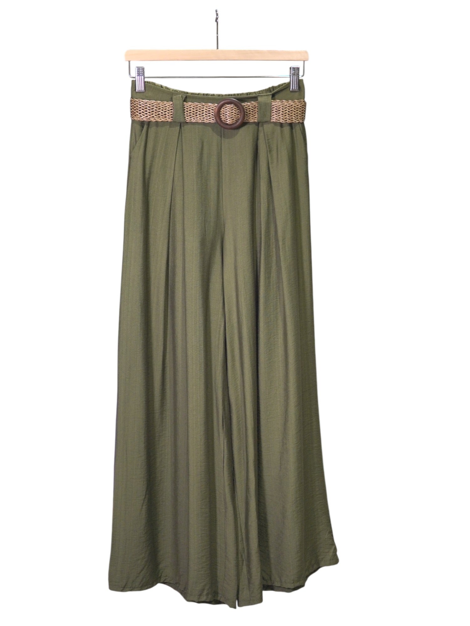 Pantaloni lungi de damă în nuanță verde-oliv, croială largă, talie elastică și curea împletită decorativă.