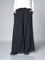 Detaliu talie elastică și pliseuri lejere la pantaloni palazzo cu dungi subțiri.