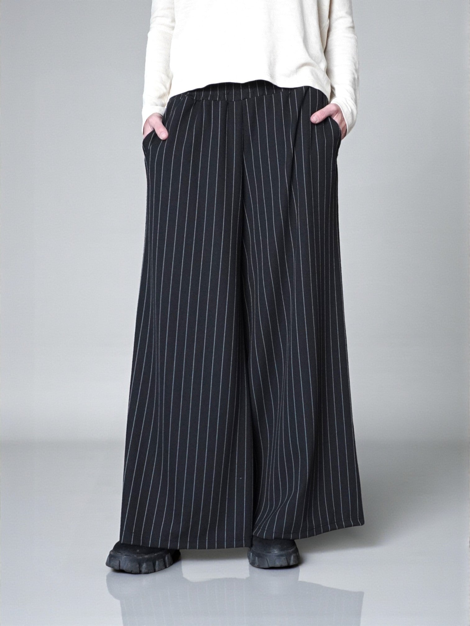 Detaliu talie elastică și pliseuri lejere la pantaloni palazzo cu dungi subțiri.