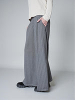 Ținută completă cu pantaloni palazzo în dungi și top lejer, stil relaxat de zi.