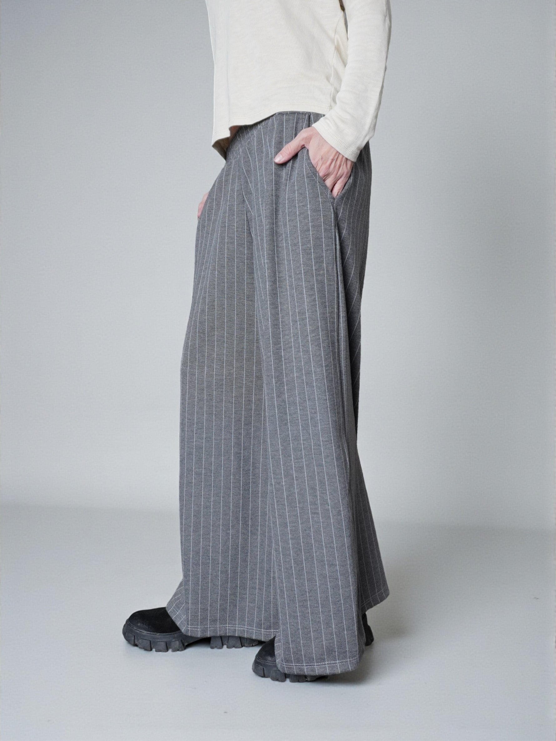 Ținută completă cu pantaloni palazzo în dungi și top lejer, stil relaxat de zi.