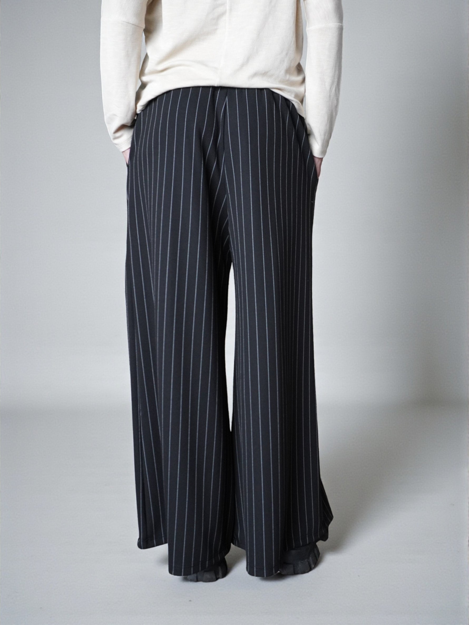 Ținută completă cu pantaloni palazzo în dungi și top lejer, stil relaxat de zi.