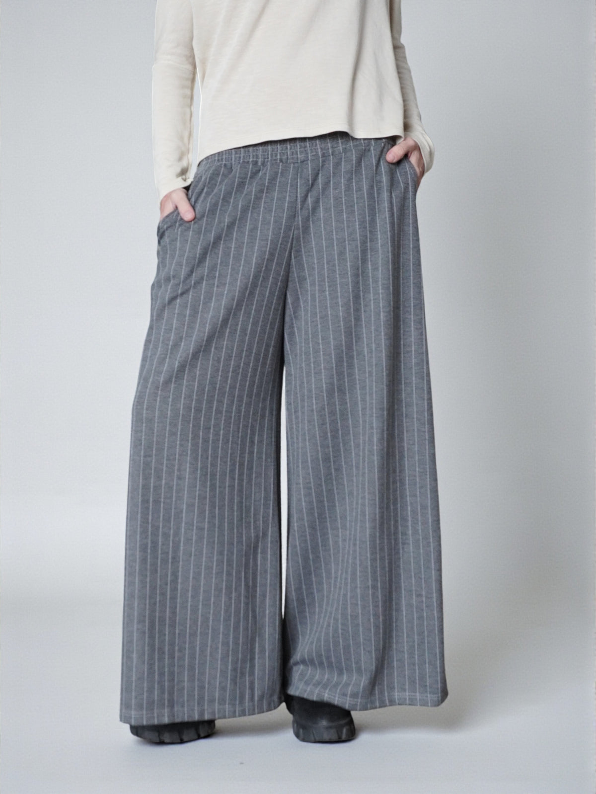 Pantaloni palazzo gri cu dungi fine verticale, croială amplă și talie elastică, vedere frontală.