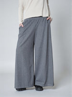 Pantaloni palazzo gri cu dungi fine verticale, croială amplă și talie elastică, vedere frontală.