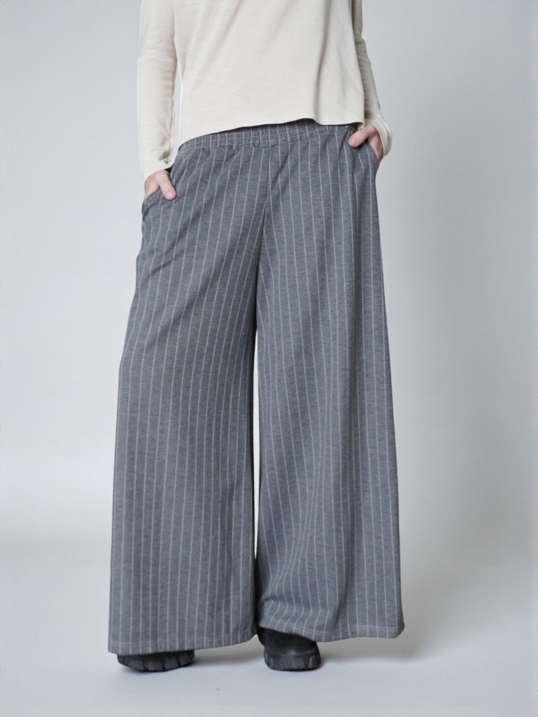 Pantaloni palazzo gri cu dungi fine verticale, croială amplă și talie elastică, vedere frontală.